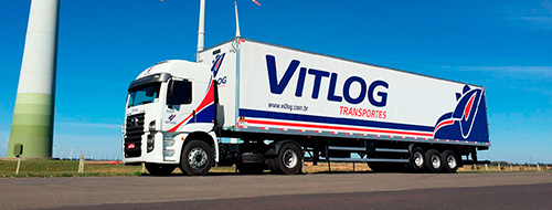 Caminhão da Vitlog Transportes na estrada.